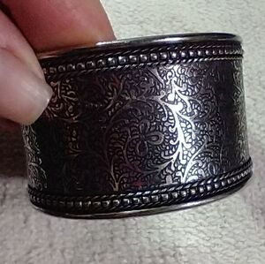 Large wide textured decorative floral flower 💐🌹 silvertone cuff bracelet